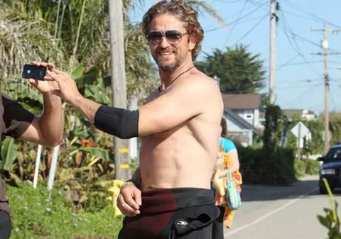 Foto | Gerard Butler,  surprins în ”colanți”, pe plajă