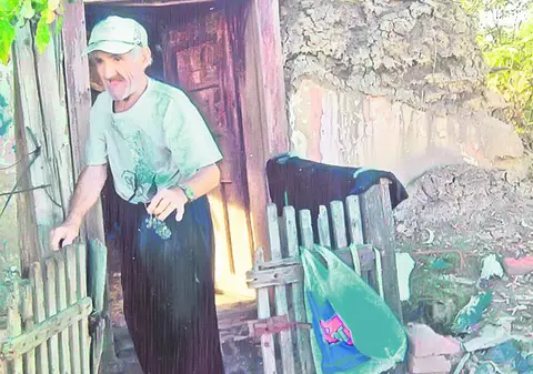 «Ajutaţi-l pe nea Liviu! Cade casa pe el»