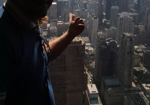Vali Crăciunescu dă demonstraţii într-un magazin de muzică din Chicago