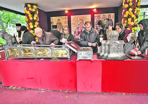 Zilele acestea, la Bucureşti, sunt expuse relicvele a patru mari sfinţi ai Creştinătăţii