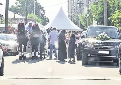 Cu avizul primăriei, au pus cortul de nuntă în mijlocul drumului 