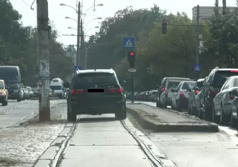 Fosta doamnă Borcea are permisul suspendat. Nici şoferul ei nu e mai breaz: trece pe roşu!