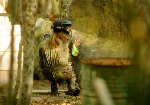 Foto | Angelina Jolie și Brad Pitt, echipați și înarmați până-n dinți, pregătiți de război