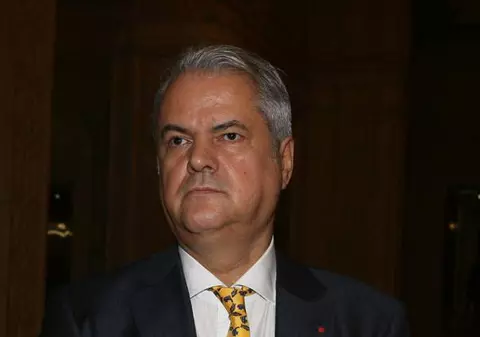 Ce cravată haioasă are Adrian Năstase! Vezi ce spun specialiştii despre alegerea lui!