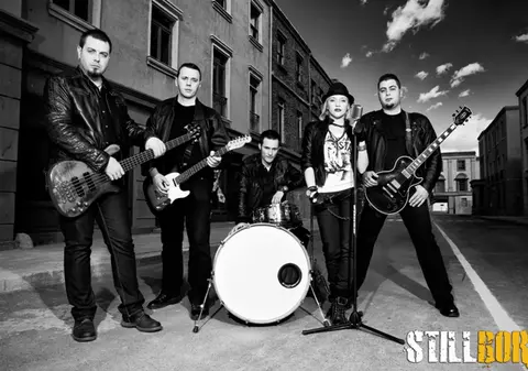 Aura de la Vocea României scoate album cu trupa rock