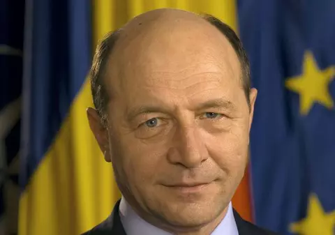 Băsescu, după primirea unei cărţi de la Eugen Simion: "Voi menţiona volumul în declaraţia de avere"