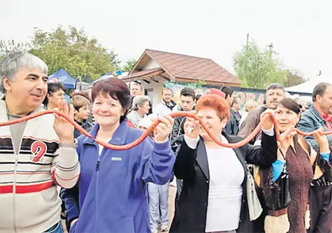 Au făcut un şir de cârnați de 100 de metri