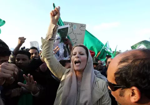 Incredibil! Aisha Gaddafi a aflat că tatăl ei a murit de la un revoluţionar care a răspuns la telefonul dictatorului