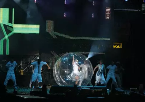 Anda Adam cântă într-un balon de 2 metri, adus din SUA