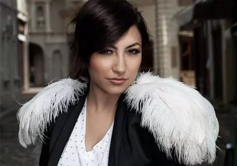 Andra îşi premiază fanii cu noul iPhone 4S