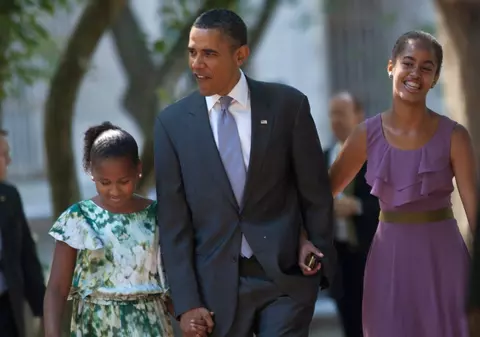 Obama nu-şi lasă fetele să urmărească emisiunea lui Kim Kardashian