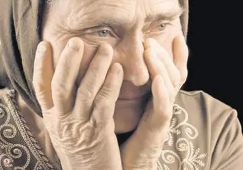 O bătrână a fost lăsată fără banii pentru înmormântare după ce a lăsat în casă doi străini