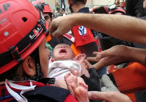 Un bebeluș de 15 zile a supraviețuit 48 de ore sub dărâmături, în Turcia