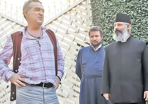În "opinci" şi cu preoţii după el, aşa s-a afișat Gigi Becali în Israel