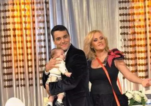 Oana Turcu: ” Zâmbiţi, vă rog! Cearcănele pot dispărea!”