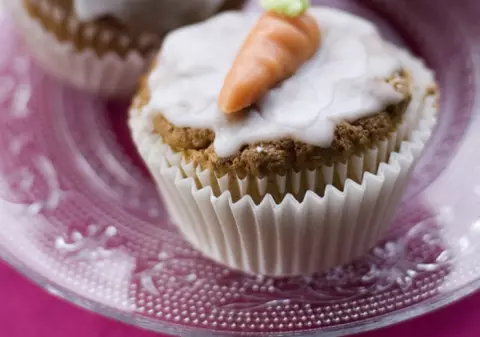 Amendată 10.000 de dolari pentru că şi-a atacat soţul cu... brioşe