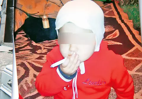 Video | Şocant! La doi ani, fumează şi bea cafea!