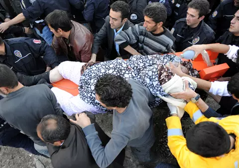 Peste 200 de morţi în urma cutremurului din Turcia. Echipele de salvare caută supravieţuitori