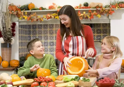 Cum facem un felinar de Halloween dintr-un dovleac?
