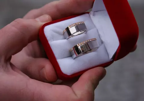 Din cauza preţului aurului, verighetele se fabrică din alte metale. Vezi ce modele se poartă!