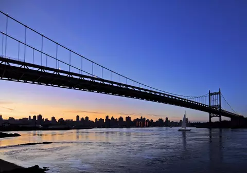 Un elicopter s-a prăbuşit la New York, în East River