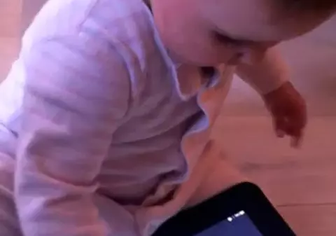 Video | Ce ratează copiii crescuţi cu iPad-ul în braţe