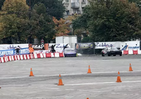 Aproape striviţi de o maşină la concursul de drift