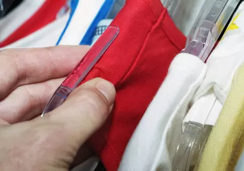 Încălţăminte contrafăcută de 24 000 de euro, confiscată de vameşi la Constanţa