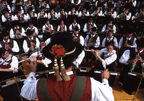 Taxa pentru muzica din restaurante, direct din buzunarele noastre