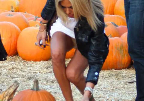 Foto | Vedetele nu se învaţă minte: O nouă divă prinsă cu chiloţii la vedere