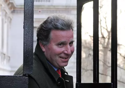 Scandal în Marea Britanie, după ce un ministru a fost surprins în timp ce arunca documente oficiale la un coş de gunoi din parc