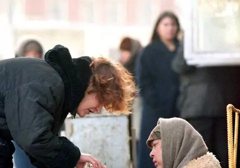 Vă vine să credeţi? Face parte din una dintre cele mai bogate familii ale lumii, dar mânâncă din gunoaie