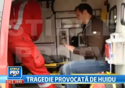 Foto | Uite-l pe Şerban Huidu în ambulanţă, după accident