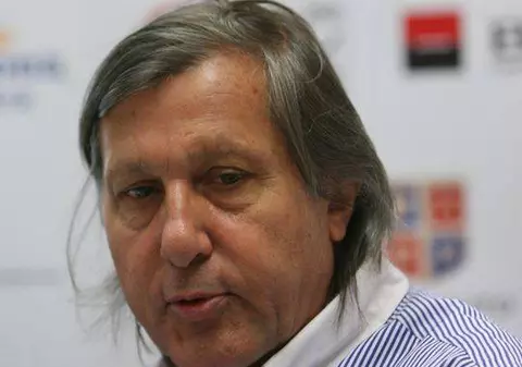 Ilie Năstase şi Victor Ciorbea, decoraţi de Regele Mihai