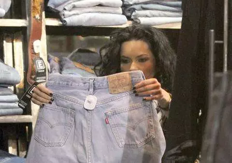 Foto | Inna cumpără haine de la second hand?