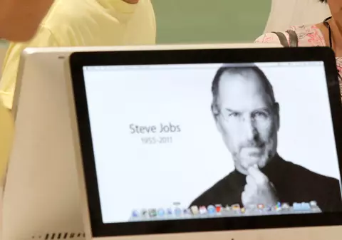 Steve Jobs: "Android este o hoţie. O să-l distrug" 
