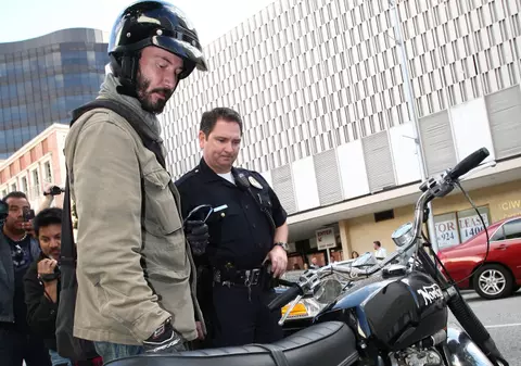 Foto | Keanu Reeves, aşteptat de poliţie. Află ce s-a întâmplat