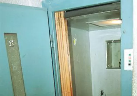 Incredibil! Doi oameni au fost răniţi după ce un lift de la Spitalul Municipal Orşova s-a prăbuşit