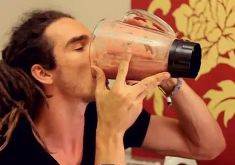 Video | Imagini şocante! Mănâncă 10 şoareci tocaţi în blender