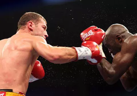 Mănuşile purtate de Bute în meciul împotriva lui Mendy, scoase la licitaţie