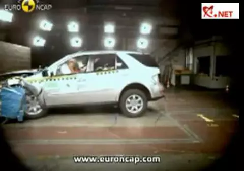 Video | Uite cum se comportă maşina lui Huidu la impact!