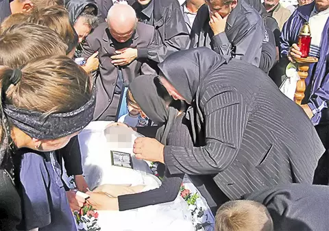 Mama fetiţei ucise pentru un pumn de nuci, la înmormântare: «Unde te duci, îngeraşul meu?»