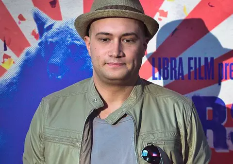 Mihai Bendeac se teme de avioane, dar sare cu parașuta de la 3.000 de metri. Află de ce! 