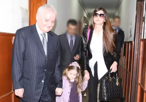 Exclusiv | Moni, Irinel şi Irina au fost împreună la teatru