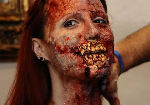 Foto şocant | Aşa arată o femeie desfigurată!