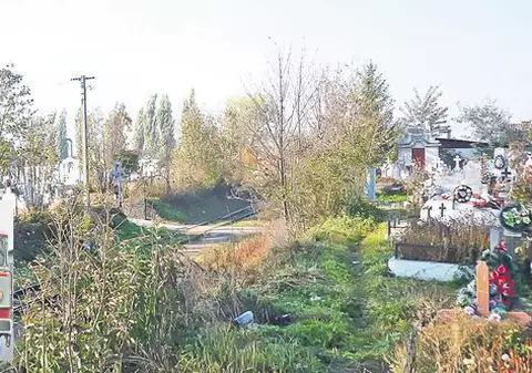 Liniştea morţilor e tulburată de CFR: Trece trenul printre morminte