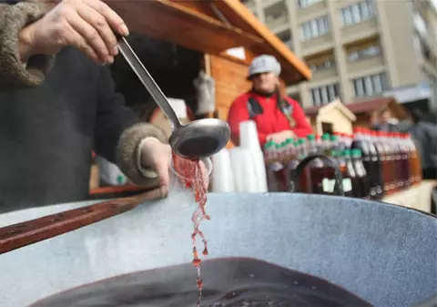 Mici şi must la cană în noua Piaţă Obor  