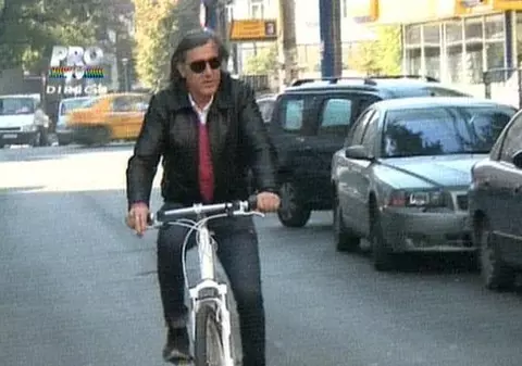Foto | Ilie Năstase a lăsat mașina pentru bicicletă