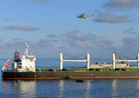 Foto | O navă italiană, recuperată din mâinile piraţilor somalezi de britanici şi americani