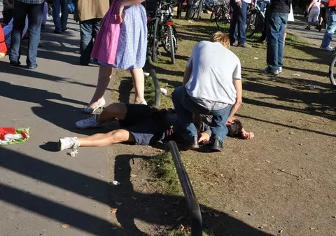 Foto | Oktoberfest 2011: Oameni beți, întinși pe trotuar și mormane de gunoaie